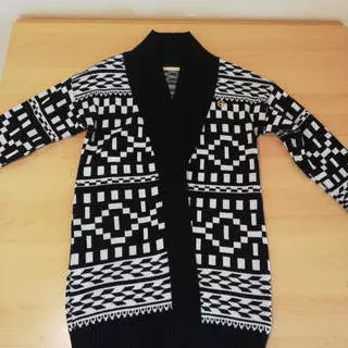 Fekete fehér mintás pulóver