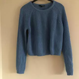 Kék kötött pulóver
