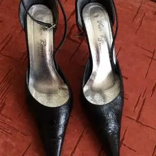 Magassarkú női bőr cipő